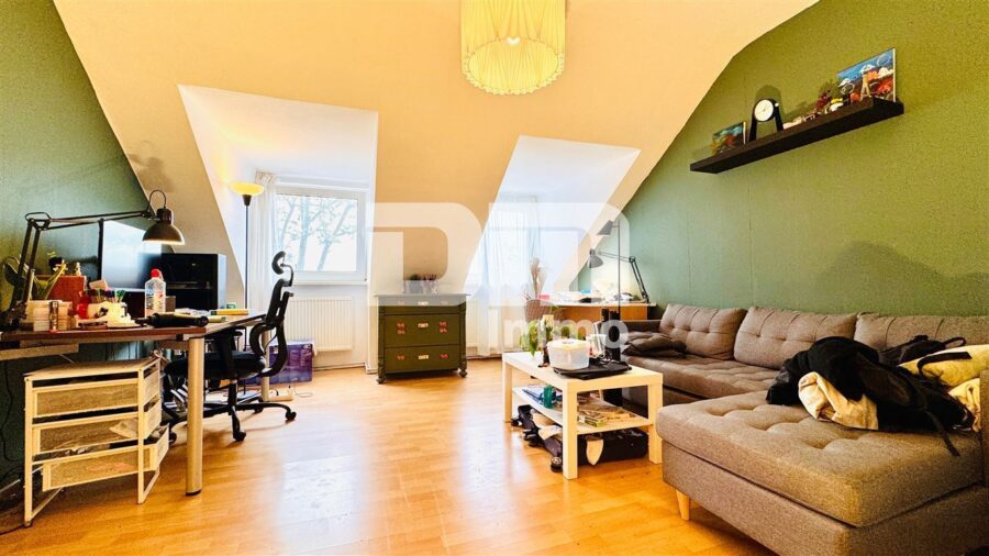 Modernisiertes Mehrfamilienhaus mit 8 Wohneinheiten und 2 Gewerbeflächen - Wohnzimmer WE4